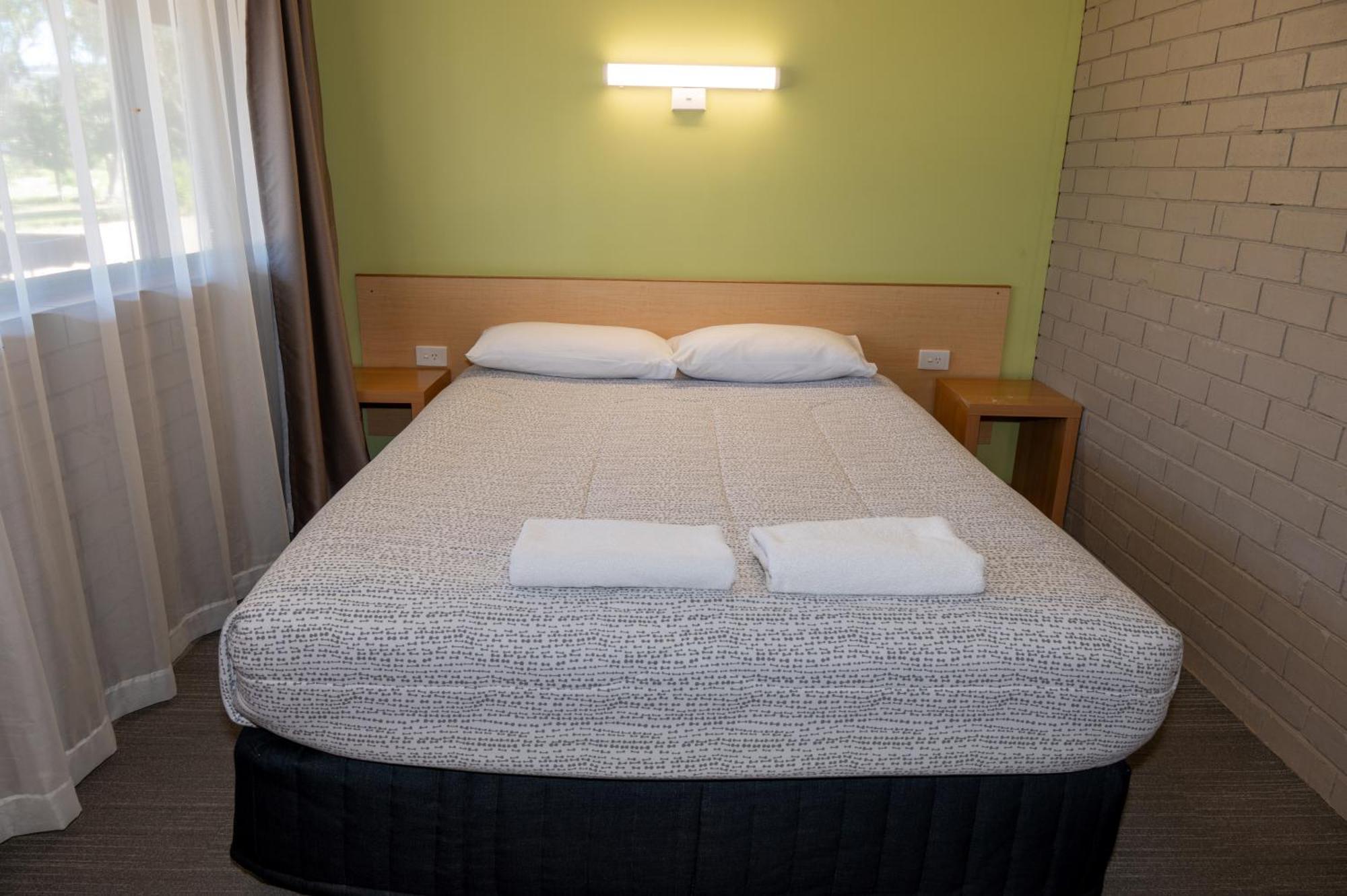 Tumut Valley Motel Pet Friendly Exterior foto