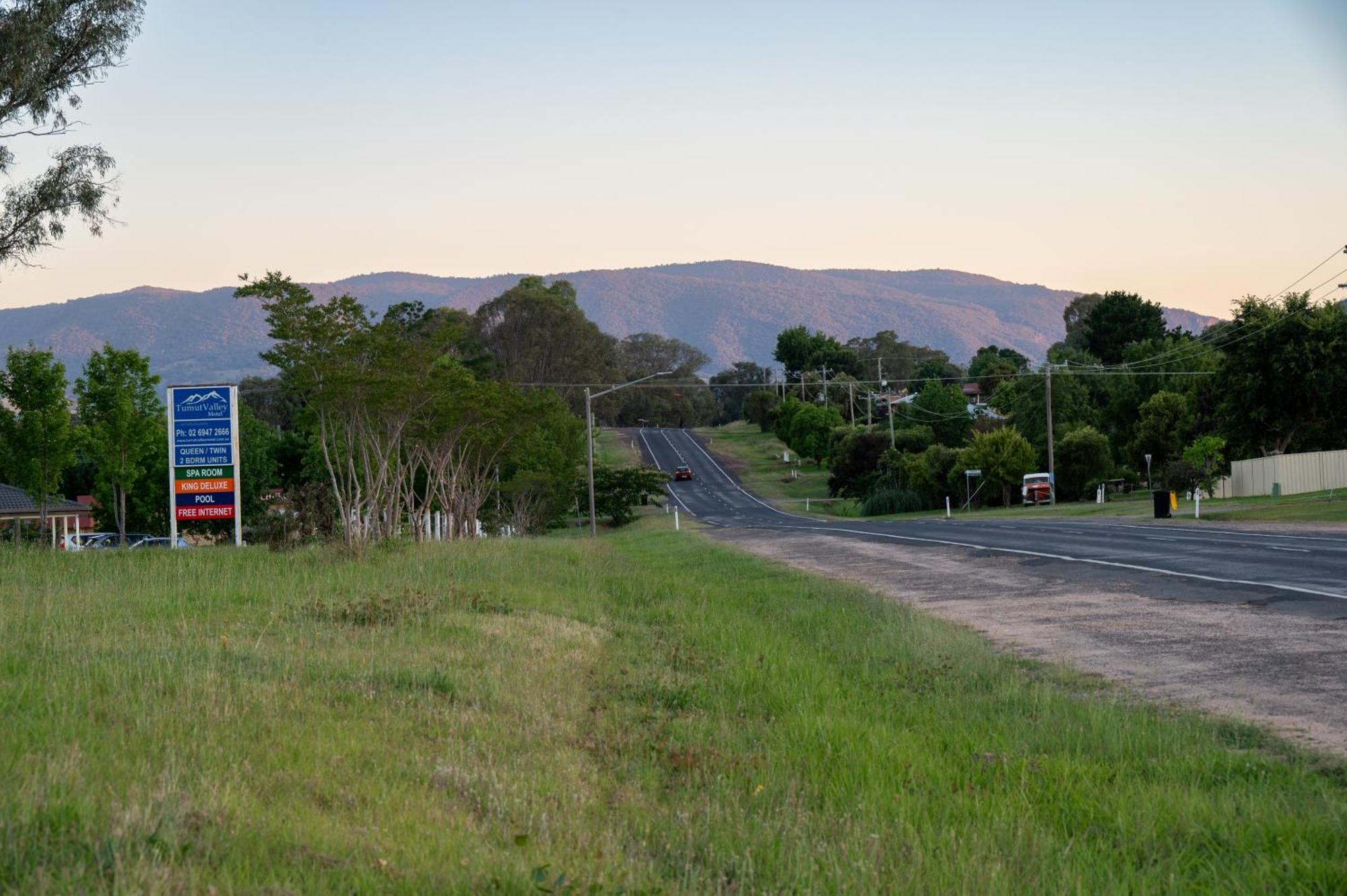Tumut Valley Motel Pet Friendly Exterior foto