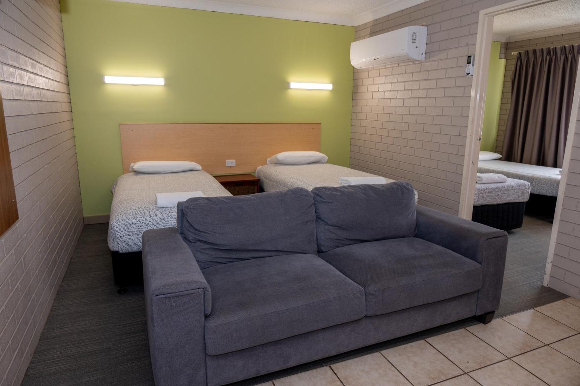 Tumut Valley Motel Pet Friendly Exterior foto